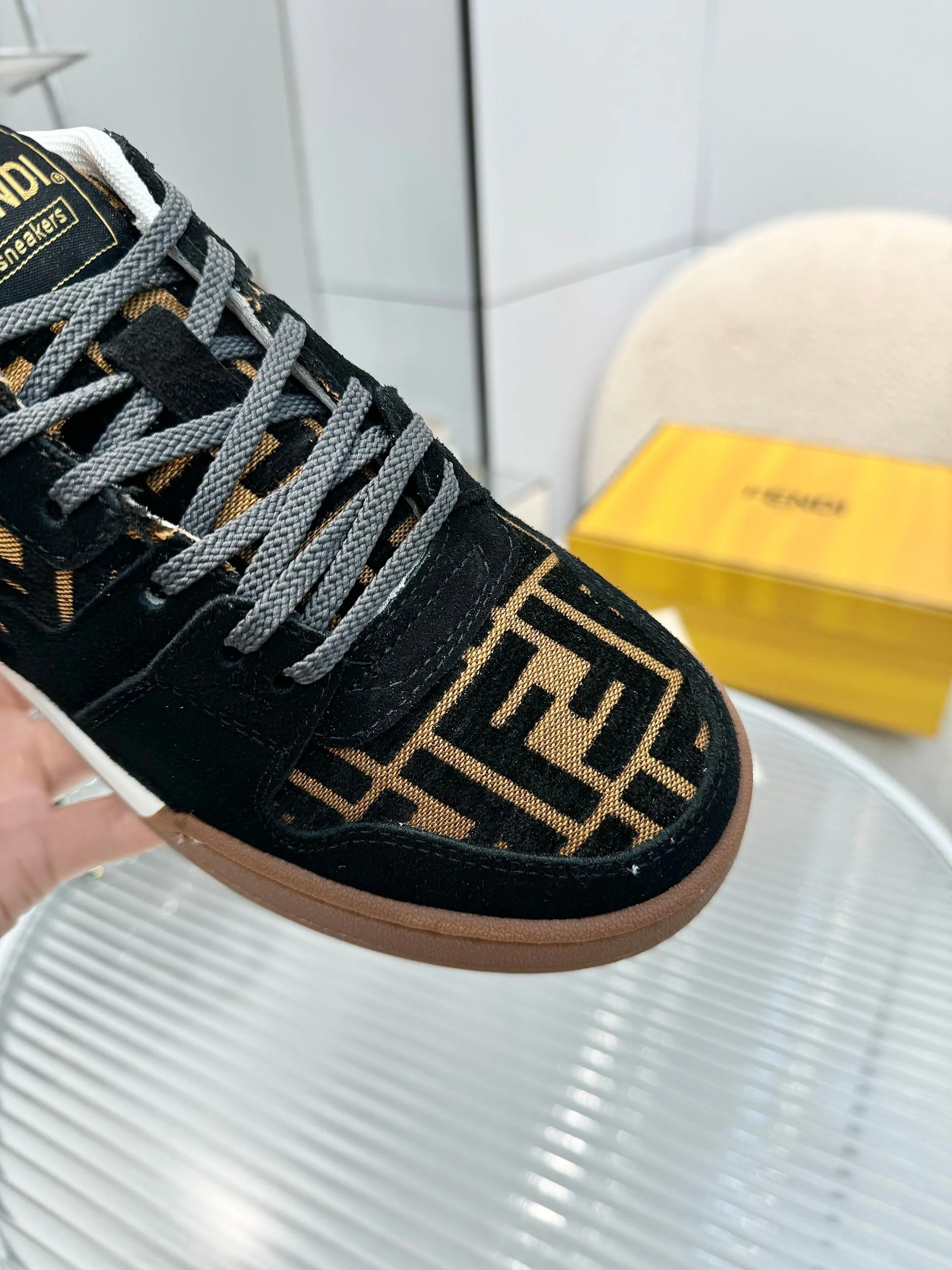 p620🐮🐮New❤Top super A version💯 Fendi Fendi 2025 New Year's King Explosive Style🔥 Many💑stars have the same style FD match. Original purchase for RMB14440. One to one replica. Designer Kim Jones's first sneaker fendi match and Donkey brand Trainer basketball sneakers, fresh blood injection and FF retro design It combines fashion and super comfort. [Wise] Whoever doesn’t grab it will regret it [There are many shoe uppers on the market with different color matching and cut corners in workmanship. The color matching and craftsmanship of my shoe upper are absolutely the same as the genuine products at the counter. Welcome to compare. Feet: Mesh injection molding pads 🎯 Soles: Please look for the original molded multi-color TPU outsole (❌ non-rubber sole) 🎯 Size: Female 35-41 Male 38-45 🎯 Packaging: Original 1:1 matching high-end packaging 🎁